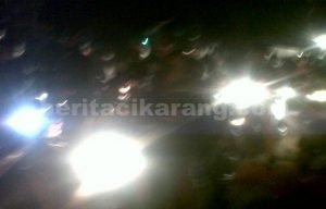 Kemacetan yang terjadi di Jl. Raya Pantura, Cikarang - Karawang lantaran tuk tronton yang terguling sulit dievakuasi, Sabtu (28/05) malam sekitar pukul 19.00 WIB.