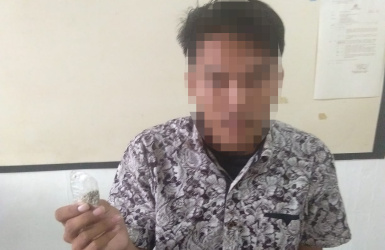 Tersangka JA (19 saat diamankan Unit Reskrim Polsek Kedungwaringin berikut barang bukti berupa biji ganja dengan berat bruto 0,27 gram yang disimpannya.