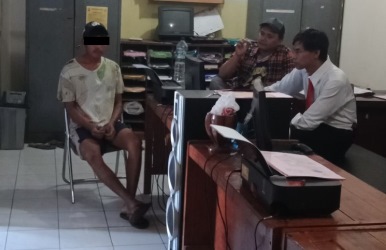 Tersangka KA (21) warga Kp. Bojongjaya Desa Sumbersari Kecamatan Pebayuran saat diperiksa oleh penyidik di Mapolsek Sukatani, Senin (30/07) kemarin.