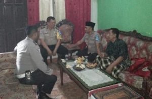 Kepala Kepolisian Sektor Tambun, Kompol Rahmad Sujatmiko bersama anggotanya saat bertakziah ke rumah salah seorang korban meninggal dunia akibat tsunami yang di wilayah pesisir Banten pada Sabtu (22/12) lalu.