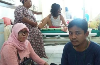 Tuniatun (kiri) didampingi putranya saat menjaga cucunya Ratu Armelia Anabella Saputri (10) yang dirawat di ruang Sadewa II RS. Bhakti Husada Cikarang sejak Senin (19/02) - Sabtu (24/02) lalu menggunakan Surat Jaminan Pelayanan (SJP) Kesehatan.