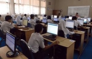 Plt Bupati Bekasi, Eka Supria Atmaja saat meninjau pelaksanan UNBK SMP, Selasa (23/04) | Foto: Humas Pemkab Bekasi