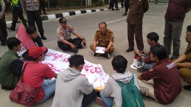 Kepala Bagian Umum Sekretariat DPRD Kabupaten Bekasi, Karya Taruna didampingi Kapolsek Cikarang Pusat, AKP Somantri saat menemui sejumlah mahasiswa yang tergabung dalam Gerakan Mahasiswa Nasional Indonesia (GMNI) Bekasi, Senin (25/11) siang