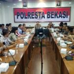 Kapolresta Bekasi Kombes Pol. M Awal Chairuddin saat memimpin pertemuan dengan seluruh pihak pengelola dari Rumah Sakit, Klinik serta PBS yang diduga menggunakan vaksin palsu di Kabupaten Bekasi.