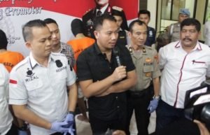 Vicky Prasetyo saat menghadiri konferensi pers ungkap kasus penikaman terhadap adiknya di lobi Polres Metro Bekasi, Rabu (23/01).