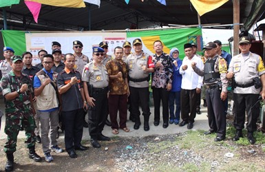 Wakapolda Metro Jaya, Brigjen Pol Brigjen Pol Purwadi memantau pelaksanaan pemungutan suara Pilgub Jabar 2018 di sejumlah Tempat Pemungutan Suara (TPS) di Kabupaten Bekasi, Rabu (27/06) pagi.