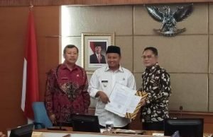 Wakil Gubernur Jawa Barat, Uu Ruzhanul Ulum saat menyerahkan SK Penugasan Plt Bupati Bekasi kepada Eka Supria Atmaja, Kamis (18/10).