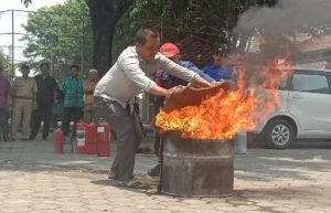 Salah seorang warga saat mengikuti Penyuluhan Pencegahan dan Penanggulangan Bahaya Kebakaran di Kantor Desa Tridaya Sakti, Kecamatan Tambun Selatan, Senin (08/10).