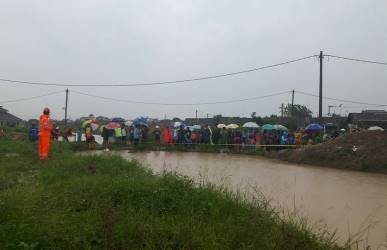 Proses pencarian korban tenggelam di lokasi proyek pembangunan Jalan Tol Cibitung-Cilingcing di Kelurahan Wanasari, Kecamatan Cibitung, Kamis (15/02) lalu