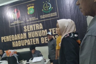 Caleg DPRD Provinsi Jawa Barat dari Partai Demokrat nomor urut 2, Wiwin Winingsih saat mendatangi Bawaslu untuk memenuhi panggilan Bawaslu terkait laporan adanya dugaan kecurangan di PPK Tambun Selatan dan merugikannya, Rabu (15/05) malam.