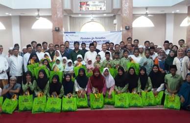 Kegiatan buka bersama 150 anak yatim piatu bersama WOM Finance di Masjid Munirul Islam, Perumnas 1, Bekasi Barat, Kota Bekasi, Jumat (10/05).