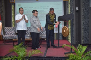 Asisten Administrasi Umum Pemkab Bekasi, Suhup saat membuka Workshop Hasil Kajian Dampak Investasi Industri, Kamis (05/12) kemarin | Foto: Humas Pemkab Bekasi