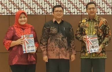 Bupati Bekasi Neneng Hasanah Yasin bersama ketua DPRD foto bersama usai menerima opini WTP. Foto : Humas Kabupaten Bekasi.