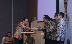 Sekda Kabupaten Bekasi, Uju saat menerima penghargaan Opini Wajar Tanpa Pengecualian (WTP) 2018 yang diserahkan oleh Gubernur Jawa Barat M. Ridwan Kamil | Foto: Humas Pemkab Bekasi
