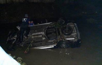 Petugas Damkar Kabupaten Bekasi saat mencoba mengevakuasi satu unit mistubishi Xpander bernomor polisi B 2179 UZT yang hanyut terbawa arus kali, Selasa (05/11) dinihari.