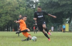 Striker Persikasi, Yusril Rahmadhwan saat mencoba melewati hadangan pemain bertahan Prima FC Cimahi dalam laga uji coba di Lapangan Secapa AD Bandung, Selasa (24/04) lalu.