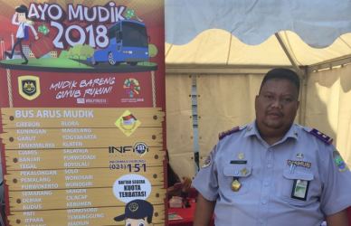 Kepala Bidang (Kabid) Angkutan Yudi C Permana saat berfoto di posko pendaftaran mudik gratis di depan kantor Dishub Kabupaten Bekasi, Senin (02/04) pagi.