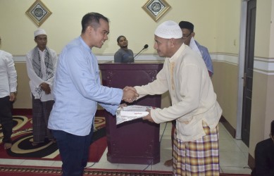 Simbolis penyaluran zakat, infaq dan sodaqoh dari Kepala Lapas Cikarang, Kadek Anton Budiharta kepada warga binaan yang berhak menerimanya (mustahiq), Kamis (14/06) malam.