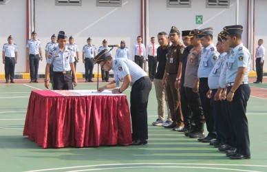 Penandatanganan nota kesepahaman berisi tekad untuk menghindari segala bentuk Korupsi, Kolusi dan Nepotisme (KKN) di Lapangan Apel Lapas Cikarang dalam rangka pencananganan pembangunan Zona Integritas Menuju Wilayah Bebas Korupsi (WBK) dan Wilayah Birokrasi Bersih Melayani (WBBM), Selasa (18/12).