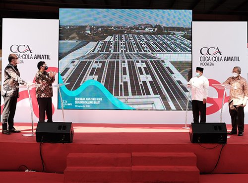 Peresmian operasional panel surya atap berkapasitas 7,13 MegaWatt dan seluas 72.000 meter persegi di pabrik Amatil Indonesia di Cikarang Barat