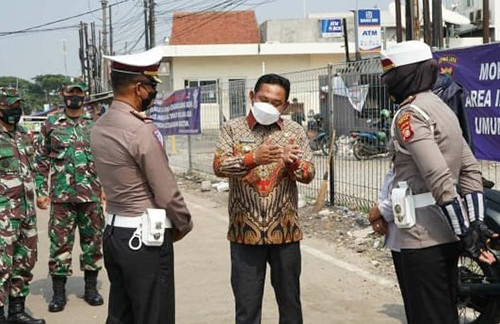 Bupati Bekasi Eka Supria Atmaja, saat meninjau lokasi pemberlakuan empat lajur di Jalan Inspeksi Kalimalang, di Desa Cibuntu, Kecamatan Cibitung, Selasa (13/10).