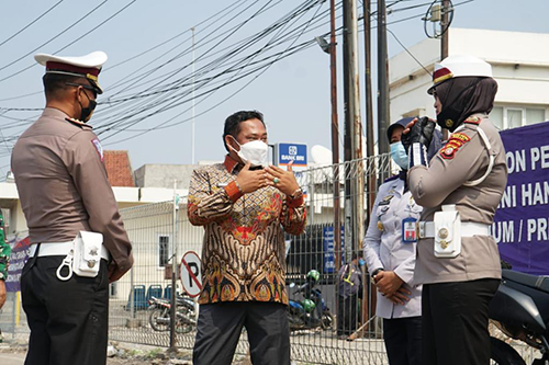 Bupati Bekasi Eka Supria Atmaja, saat meninjau lokasi pemberlakuan empat lajur di Jalan Inspeksi Kalimalang, di Desa Cibuntu, Kecamatan Cibitung, Selasa (13/10).