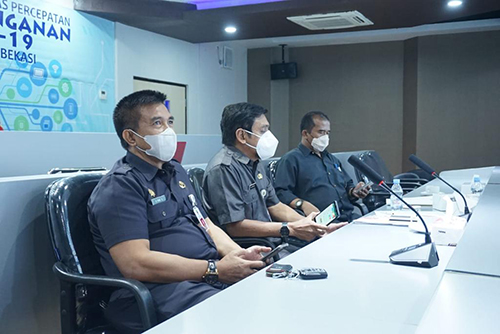 Rapat Evaluasi Penanganan Covid-19 dengan Gubernur Jawa Barat (Jabar), Ridwan Kamil, Selasa (06/10) sore