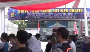 Antrian tes swab antigen gratis di Rest Area KM 19 Tol Jakarta Cikampek, Kamis (24/12) pagi.