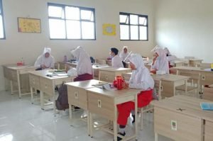 Simulasi kegiatan belajar tatap muka di SD Negeri Karangraharja 02 Kecamatan Cikarang Utara, Selasa (15/12).