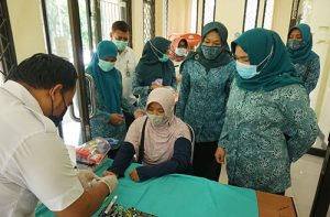 Kegiatan rapid test di Kantor Sekretariat PKK Kabupaten Bekasi di Komplek Perkantoran Pemkab Bekasi, Rabu (16/12).