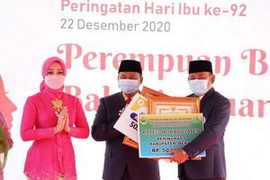 Bupati Bekasi, Eka Supria Atmaja menerima secara langsung penghargaan yang diberikan oleh Wakil Gubernur Jawa Barat Uu Uu Ruzhanul Ulum peringatan Hari Ibu 2020 di Gedung Sate, Kota Bandung, Selasa (22/12).
