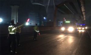 Anggota Sat Lantas Polres Metro Bekasi saat melakukan pengalihan arus lalin bagi kendaraan truk sumbu 3 ke atas di KM 28,6 Tol Jakarta Cikampek, Selasa (29/12) malam.