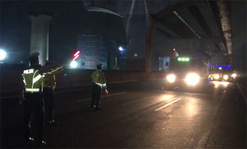 Anggota Sat Lantas Polres Metro Bekasi saat melakukan pengalihan arus lalin bagi kendaraan truk sumbu 3 ke atas di KM 28,6 Tol Jakarta Cikampek, Selasa (29/12) malam.