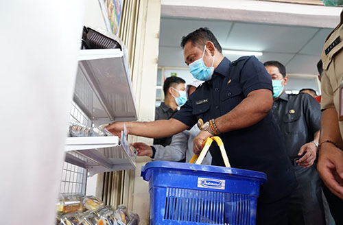 Bupati Bekasi Eka Supria Atmaja saat menghadiri peluncuran 12 produk UMKM asli Kabupaten Bekasi di Indomaret, Cikarang Festival (Cifest), Cikarang Selatan, Selasa (29/12).