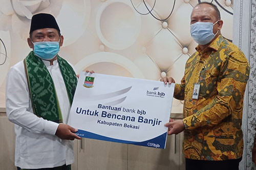 Bekasi Eka Supria Atmaja saat menerima bantuan Corporate Social Responsibility (CSR) dari Bank Jabar Banten (Bank bjb) untuk bencana banjir yang melanda Kabupaten Bekasi pada akhir pekan lalu. Bantuan secara simbolis diserahkan oleh Kepala Bank bjb Kantor Cabang Cikarang Arif Wibawa, di Kantor Bupati Bekasi, Komplek Pemkab Bekasi, Jum'at (26/02) pagi.