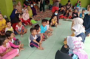 KPAD Kabupaten Bekasi dan Satgas Pusat Pelayanan Terpadu Pemberdayaan Perempuan dan Anak (P2TP2A) saat memberikan trauma healing kepada anak-anak korban banjir di posko pengungsian SMK Bima Sakti Kecamatan Kedungwaringin, pada Rabu (24/02).