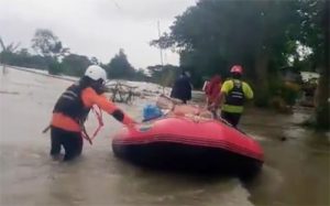 Sejumlah relawan saat membawa bantuan logistik untuk warga yang terisolir di Kp. Kobak Ceper Sasak Tengah, Desa Karangharja, Kecamatan Pebayuran, Kamis (25/02).