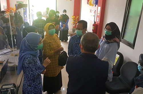 Sekda Kabupaten Bekasi, Uju saat mendampingi Sekda Jawa Barat Setiawan Wangsaatmaja meninjau vaksinasi di Puskesmas Sukamahi, Kecamatan Cikarang Pusat, Rabu (17/02).