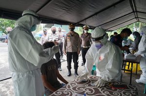 Petugas saat melakukan rapid tes antigen secara acara kepada pengguna jalan di Pos Tangguh di halaman Gedung Beras PT. IBU Jl. Raya Kedungwaringin, Desa Karangsambung, Kecamatan Kedungwaringin, Kamis (11/02).