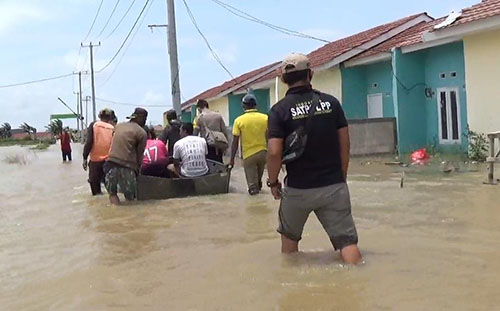 Banjir melanda perumahan Grand Permata Residence (GPR) II di Desa Sriamur, Kecamatan Tambun Utara.