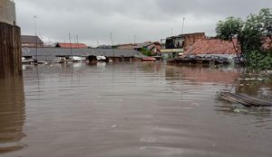 Banjir yang menerjang pemukiman warga di Kp. Cikarang RT 001/007, Desa Cikarang Kota, Kecamatan Cikarang Utara akibat intensitah hujan dan luapan Kali CBL, Sabtu (20/02) pagi.