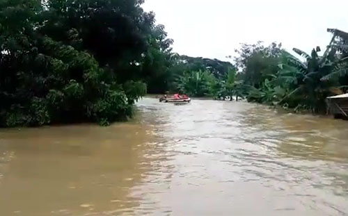 Proses pencarian korban tenggelam di Kali Kalenderwak, Desa Karangsari, Kecamatan Cikarang Timur oleh Tim SAR gabungan, Senin (08/02) siang.