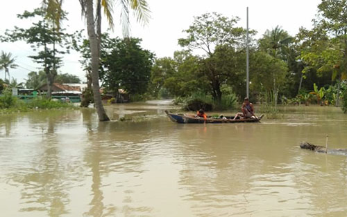 Warga Desa Pantai Harapan Jaya, Kecamatan Muaragembong terpaksa harus beraktifitas dengan sampan lantaran banjir di wilayah ini yang diakibatkan luapan Kali Ciherang masih memiliki ketinggian hingga 75 sentimeter.