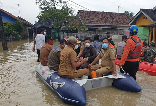 Bupati Bekasi, Eka Supria Atmaja saat meninjau lokasi banjir di Desa Karangsari, Kecamatan Cikarang Timur, Senin (08/02).