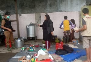 Kepala Dinas Sosial Kabupaten Bekasi, Endin Samsudin saat meninjau salah satu dapur umum yang dipersiapkan untuk menyediakan kebutuhan makan dan minum warga yang terdampak bencana banjir pada musim penghujan awal tahun 2021.