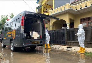 Petugas saat mengevakuasi pasien OTG Covid-19 yang terdampak banjir di Perumahan Trias Estate, Wanasari, Cibitung, Senin (08/02).