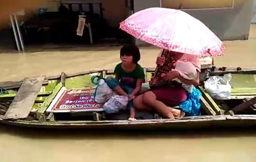Proses evakuasi terhadap balita usia 20 hari yang terjebak banjir bersama ibu dan kakaknya di Desa Karangsegar, Kecamatan Pebayuran, Minggu (21/02).