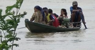 Evakuasi mandiri warga di Kp. Bojong Poncol, Desa Sumbersari, Kecamatan Pebayuran yang terjebak air luapan sungai Citarum, Minggu (21/02).