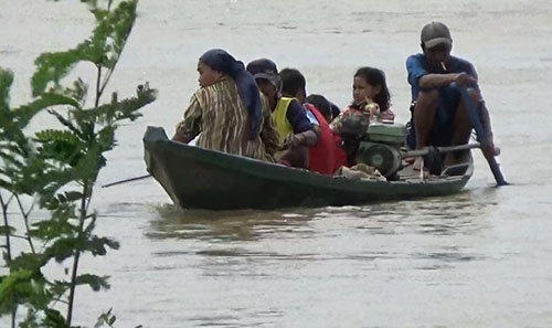 Evakuasi mandiri warga di Kp. Bojong Poncol, Desa Sumbersari, Kecamatan Pebayuran yang terjebak air luapan sungai Citarum, Minggu (21/02).