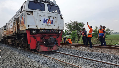 Kereta Api KLB D1/10481 saat melintas untuk pertama kalinya di jalur Stasiun Kedunggede - Lemahabang setelah sebelumnya tergerus oleh banjir. Kereta api tersebut melintas pada Selasa (23/02) pagi sekitar pukul 10.29 WIB.